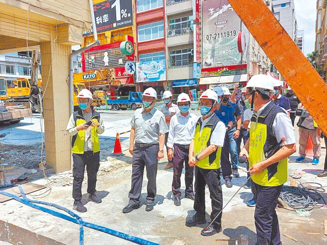 高雄市前金区自强一路新建案「东金寓所」疑似施工疏失，害7户邻宅倾斜变危楼，29日正式拆除，预计21天拆完，现场将由四大专业技师公会持续督导、监控量测，确保周边邻房安全。（高市工务局提供／袁庭尧高雄传真）
