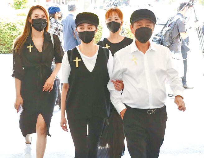 黄西田（右起）昨与女儿黄露瑶、谢金晶参加余苑绮追思音乐会。（陈俊吉摄）