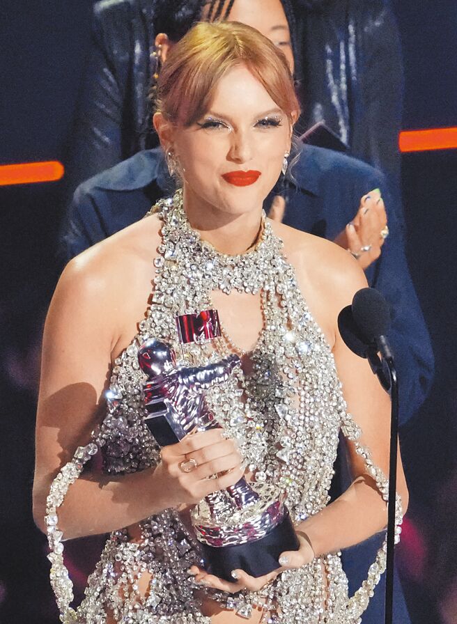 唱作全能的泰勒丝夺下压轴大奖年度最佳音乐录影带。（美联社）