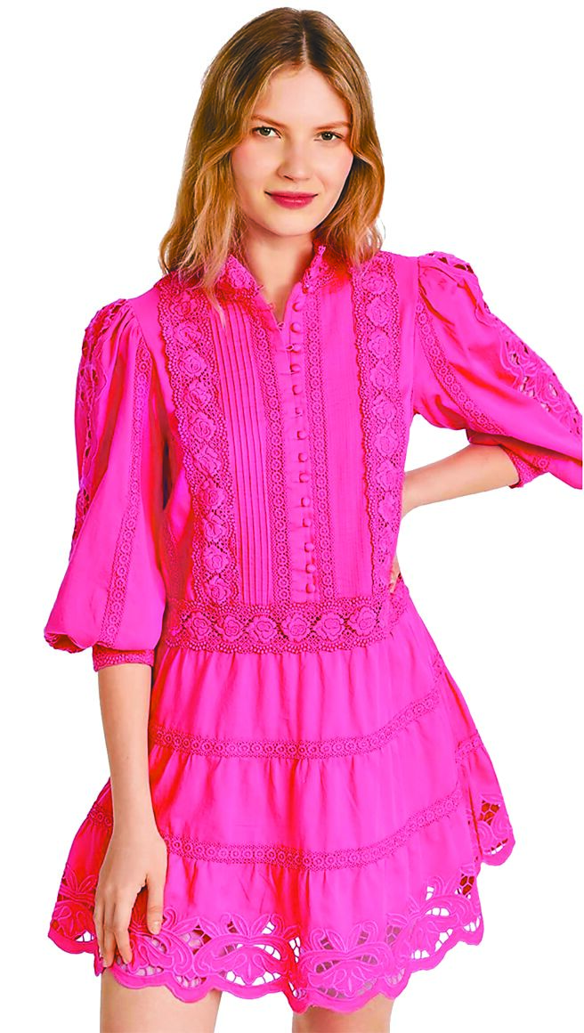 SOGO復兴馆Alice& Olivia亮桃红蕾丝洋装，1万4900元。（SOGO提供）