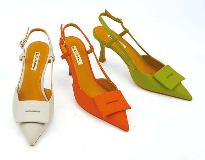 SOGO復兴馆Bo Derek压纹尖头后拉带跟鞋，特价3980元。（SOGO提供）