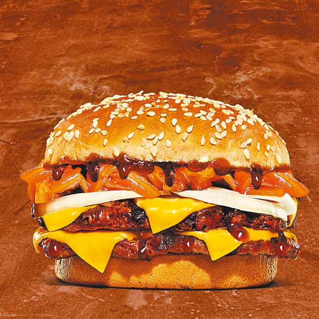 「泡菜重磅双牛堡」单点189元，套餐价229元。（汉堡王提供）