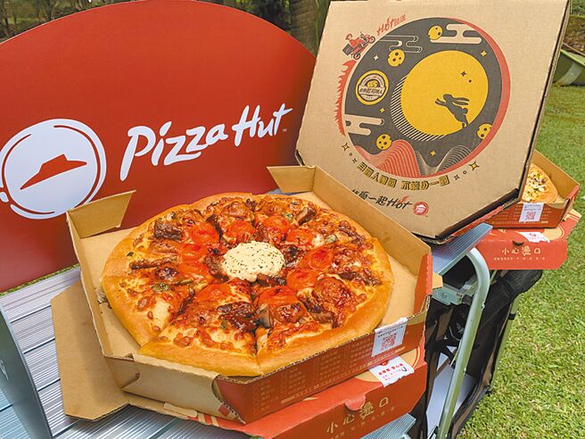 「月见起司炭烧嫩牛比萨」，大比萨优惠价850元，小比萨则为600元。（必胜客提供）