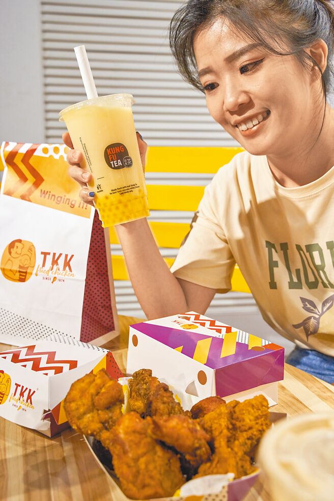 「双重美味半半鸡」可尝到原味小腿、辣味二节翅等，外送平台优惠价207元。 （顶呱呱提供）