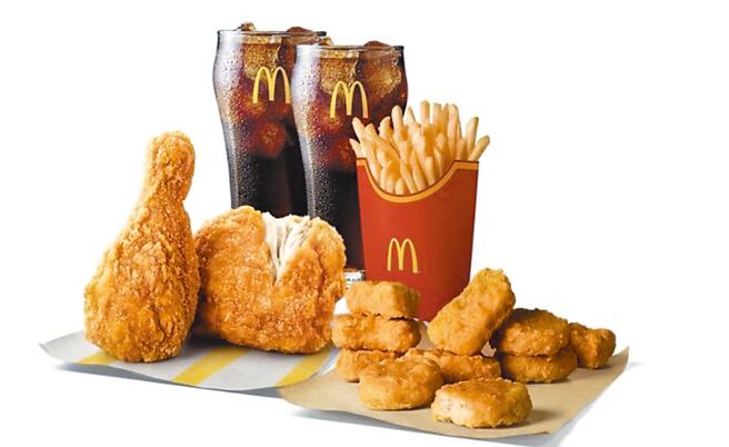 麦当劳欢乐送推深夜食堂优惠，双人套餐限时下杀8折。（麦当劳提供）