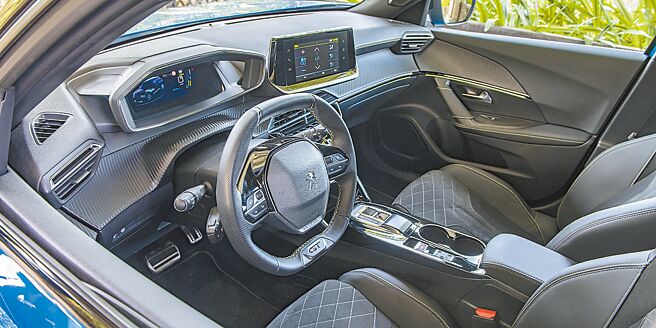 e-2008驾驶座舱设计前卫兼具细腻质感。（陈大任摄）