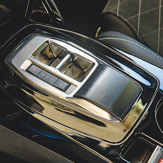 排檔为按键式，B檔位可回收煞车动能。（陈大任摄）