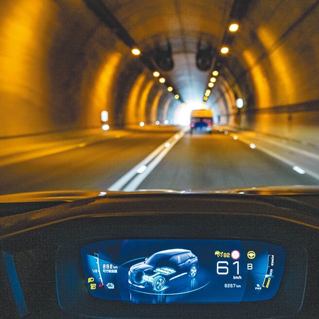 e-2008仪表显示丰富行车资讯。（陈大任摄）