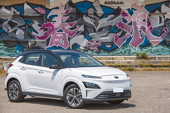 HYUNDAI KONA Electric有EV300标准型和EV500增程型，售价为127.9、157.9万元。（陈大任摄）