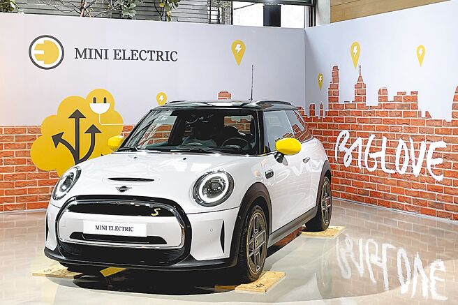 MINI Electric採经典MINI 3-Door三门掀背车型，搭载前驱马达，拥有184hp/270Nm最大动力输出、0-100km/h加速7.3秒，续航234km，预售价155万元起。（陈大任摄）
