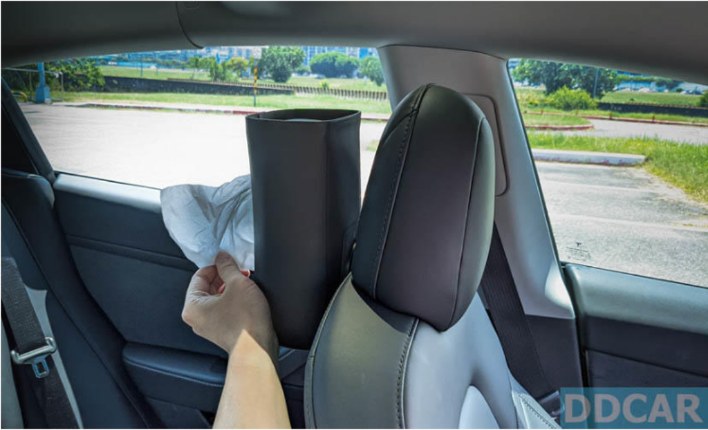 ▲ 吸附在前座頭枕後方的位置，不只方便後排乘客或安全座椅上的孩童抽取面紙，前排乘客也能順手抽取面紙。(圖/DDCAR)