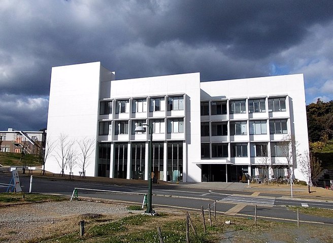 稻盛和夫在全世界设有百余家私人学堂「盛和塾」，培养出许多优秀的企业家，没有人批评他是要拉帮结派或有政治野心。图为设于日本九州大学的盛和塾。（图／Wikipedia)