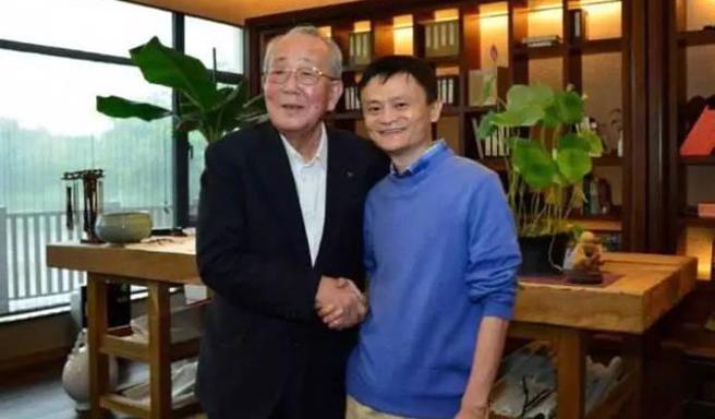阿里巴巴创办人马云曾于2008年、2014年、2019年共3次亲自上门向稻盛和夫请教经营管理经验，据说马云受益匪浅，也让两个人从此成为了亦师亦友的关系。（图／新浪网）