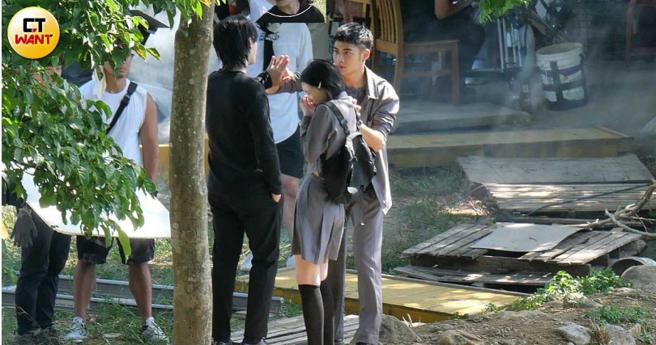 许曦文（中）和潘纲大（右）一同对戏，左边黑衣黑裤的神秘人则是炎亚纶。（图／本刊摄影组）