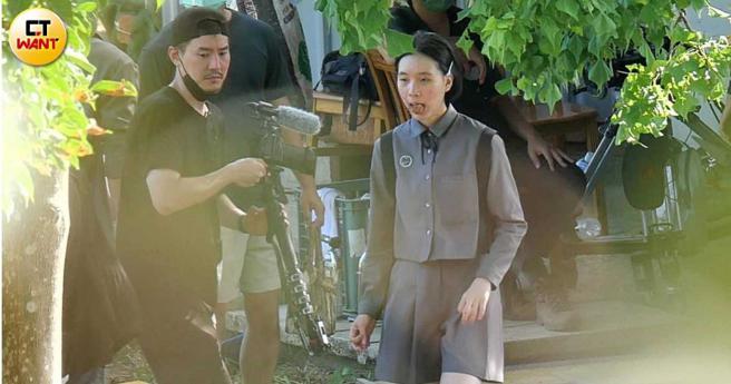 嘴里不知塞了什么物品的许曦文，露出不太舒适的表情。（图／本刊摄影组）