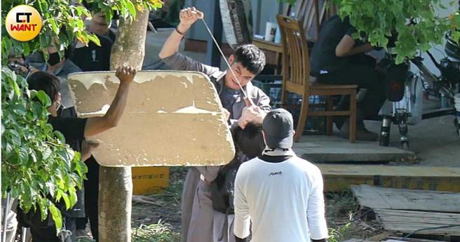 潘纲大对着许曦文一顿狠打，还从她嘴中扯出一条不明物体，画面惊悚。（图／本刊摄影组）