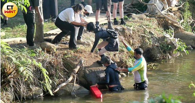 虽然是新演员，但许曦文落水镜头一次OK，工作人员连忙协助她上岸。（图／本刊摄影组）