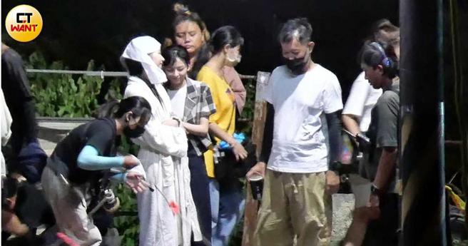 才拍完恐怖落水戏的许曦文，不但忙着帮大家拍照，还安慰仍在哀伤情绪中的陈姸霏。（图／本刊摄影组）