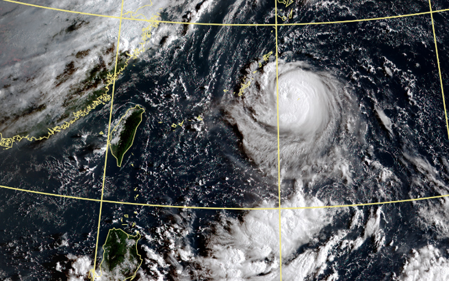 台灣東側一大一小兩低壓有機會合併，「軒嵐諾」威力更強。（中央氣象局提供）