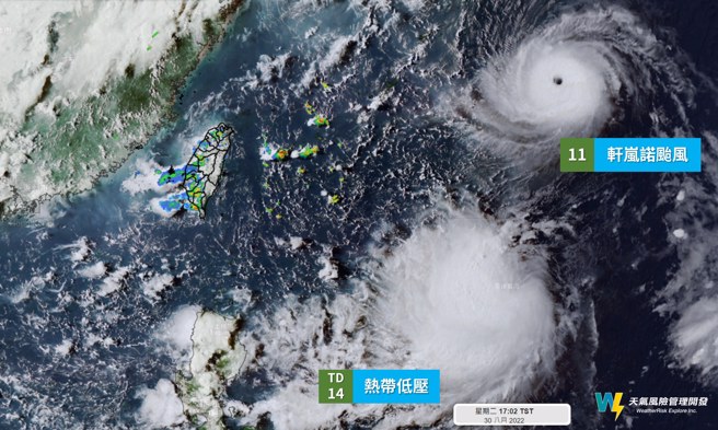 兩低壓產生「藤原效應」，小颱風可能被大颱風併吞。（翻攝天氣風險臉書）