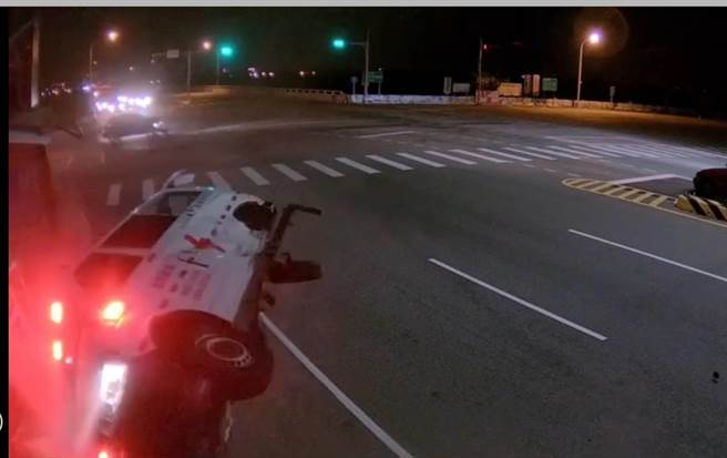 救护车被撞后侧翻在路边，车上2人受伤送医。（民眾提供／陈淑娥台中传真）