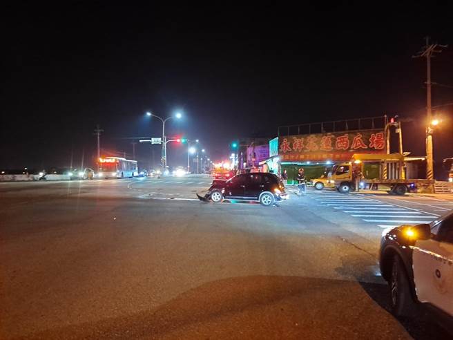 小客车闯红灯衝撞救护车。（民眾提供／陈淑娥台中传真）