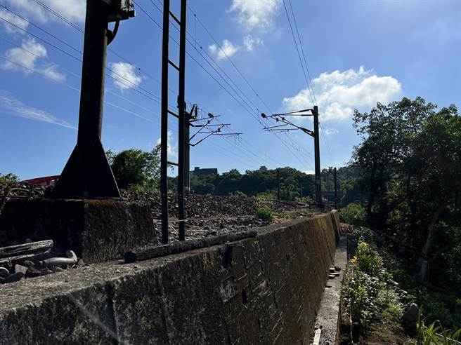 台鐵宜蘭線南下4K550處31日凌晨發生死傷事故。（翻攝照片／陳彩玲新北傳真）