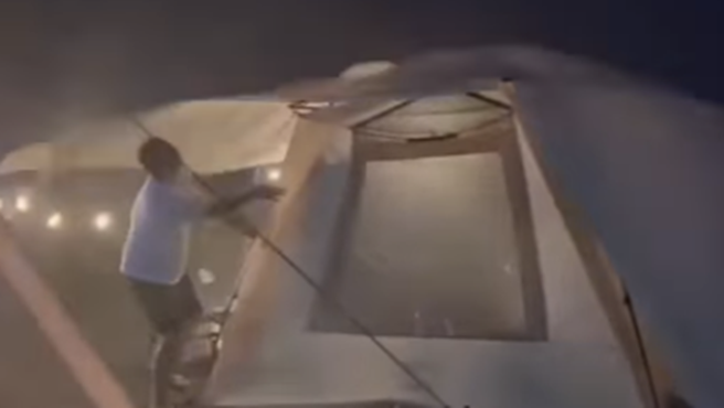 一名男网友分享民眾在露营的影片，入夜后风云变色，刮起狂风暴雨、雷电交加，帐篷不断被强风吹袭。（图／翻摄自爆废公社）