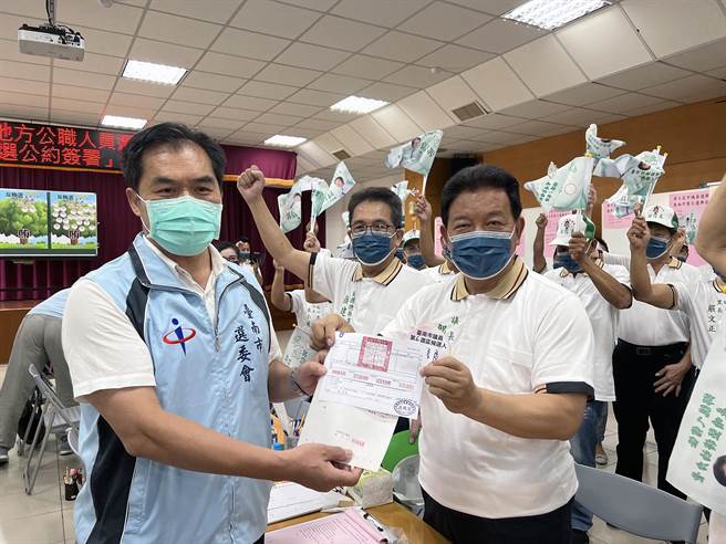 台南市议长郭信良在26名安南区里长参选人的陪同下，完成第6选区市议员参选登记。（洪荣志摄）