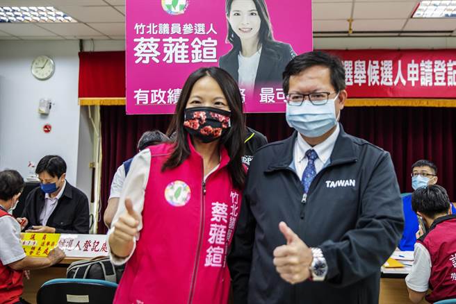 桃园市长郑文灿（右）和绿营县议员蔡蕥鍹（左）合照，他对张善政阵营提告说，这个事件不会因提告而消失。（罗浚滨摄）