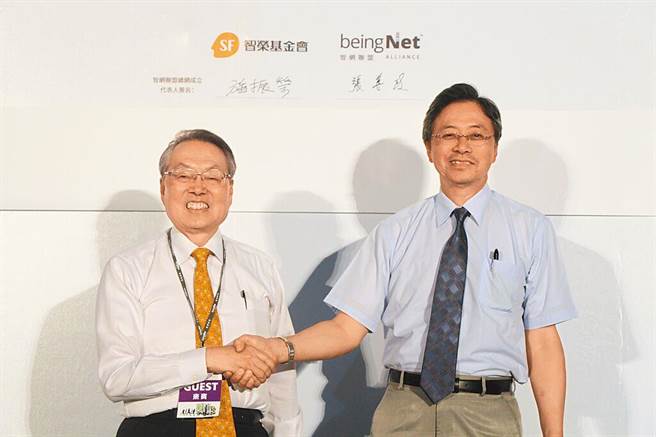 民进党桃园市长参选人郑运鹏的竞选总干事黄世杰表示，张善政担任宏碁副总期间承接农委会5736万的研究计画标案，「你是宏碁的副总，你是受雇人」，研究计画东拼西凑，请张善政出面说明5736万的执行成果。图为宏碁荣誉董事长施振荣（左）和张善政（右）。（本报资料照片）