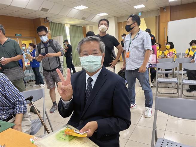 無黨籍台南市長參選人許忠信輕車簡從搶頭香完成市長登記。（洪榮志攝）