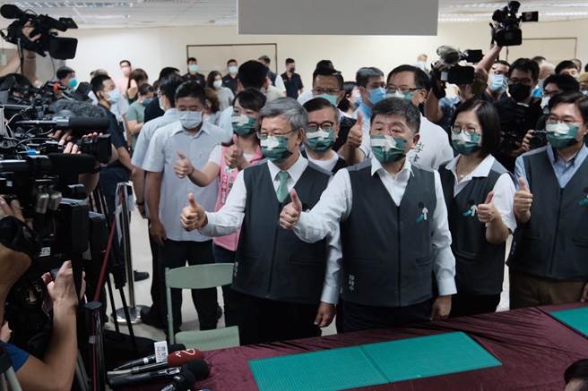 民進黨台北市長參選人陳時中（前中）31日在前副總統陳建仁（中左）陪同下，前往台北市選委會正式登記參選台北市長。（郭吉銓攝）