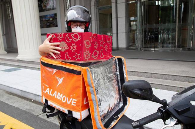 （新天地与Lalamove合作可以指定时间送达的即时快递。图／业者提供）