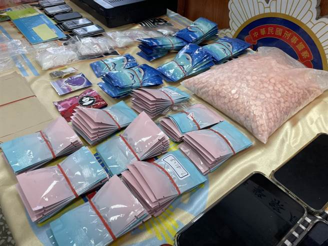 警方查扣7500颗的第三级毒品一粒眠、以及恺他命、还有142包的毒品咖啡包等物。（洪靖宜摄）