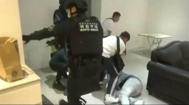 警方将人压制。（翻摄照片／高雄洪靖宜传真）