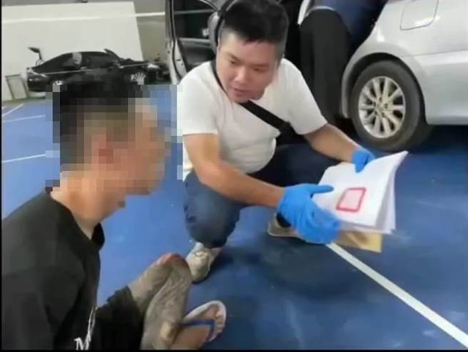 陈嫌等人被逮，看得出羽球场还保留原场地。（翻摄照片／高雄洪靖宜传真）