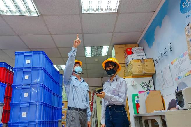 今年台电高雄营业区处除了购买幸福蛋卷捐赠，更贡献节能专业，出动节约能源工程师替一家工场做节能诊断，提供专业建议，出钱又出力，让心路基金会一家工场感受台电满满的爱心。（柯宗纬翻摄）