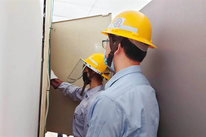 今年台电高雄营业区处除了购买幸福蛋卷捐赠育幼院，更贡献节能专业，出动节约能源工程师替一家工场做节能诊断，以照度计、勾式伏安计等专业仪器，检测现场设备功率。（柯宗纬翻摄）