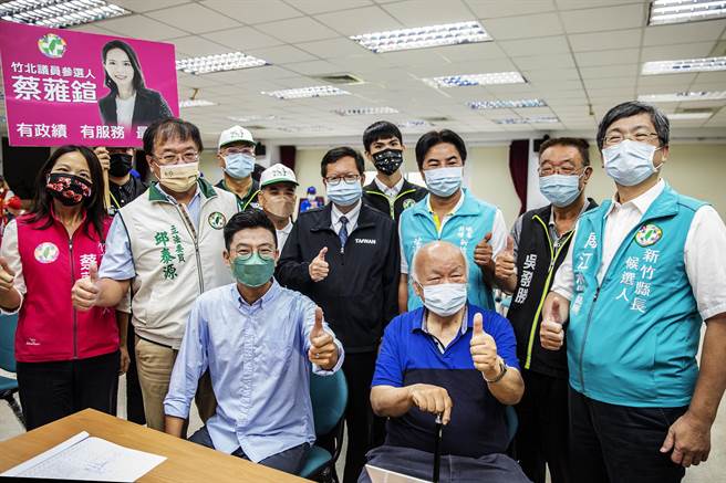 周江杰由桃园市长郑文灿、前县长林光华、立委邱泰源及客委会主委杨长镇陪完成新竹县长候选人登记。（罗浚滨摄）