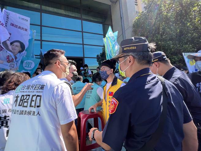 民眾党市议员参选人黄成峻趁游男场布时要求「互相尊重」，双方一度唇枪舌战，警方也立即上前劝架。(蔡依珍摄)