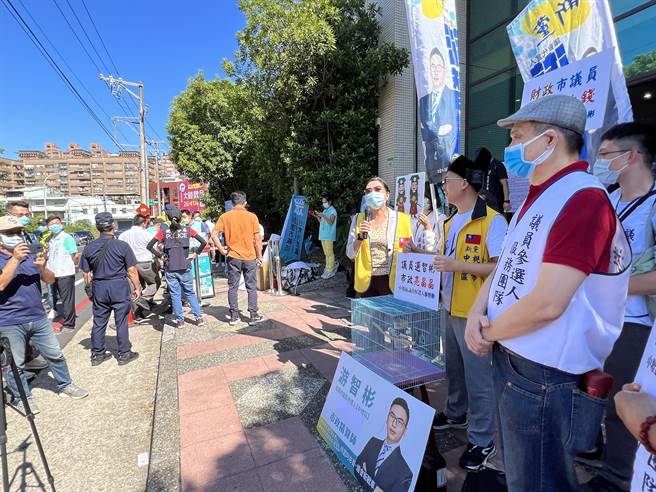 游男演出时，民眾党支持者也「以牙还牙」高声说「互相尊重」，场面僵持，最后遭警方柔性驱离才结束衝突。(蔡依珍摄)