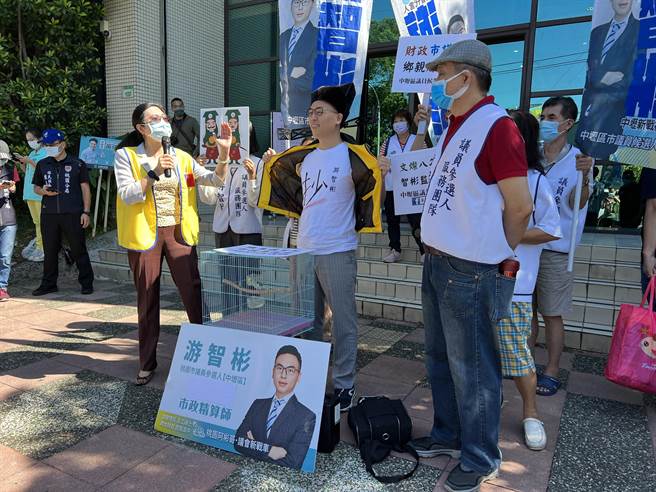 游男带着「笼中鸟」，取新北林佳龙、台北陈时中及桃园郑运鹏3人名字最后一个字的谐音，嘲讽民进党党意强压民意的粗暴提名策略。(蔡依珍摄)