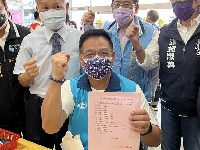 国民党新竹市长参选人林耕仁今上午赴竹市选委会，登记参选新竹市长。（王惠慧摄）