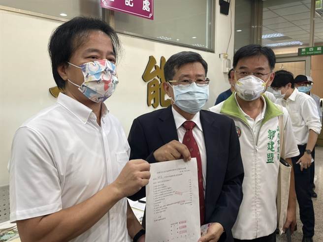 高雄市長陳其邁委託前高市府祕書長楊明州31日到選委會領表登記參選。（洪浩軒攝）