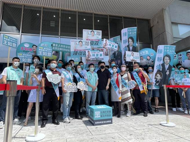 民眾黨秘書長謝立功也以「百工百業護新北」為主題，集結新北11名參選人現身選委會。（蔡雯如攝）