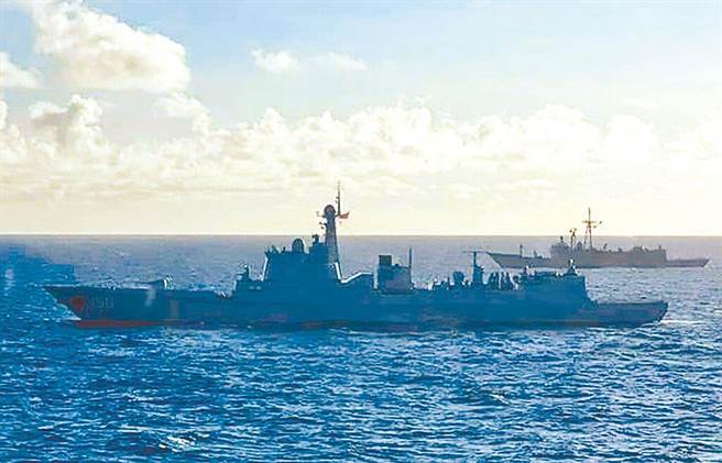 中共軍演，共軍拍攝到我成功級巡防艦（後方），「跟監」共軍052C舷號150長春艦（前方）。（摘自微博）