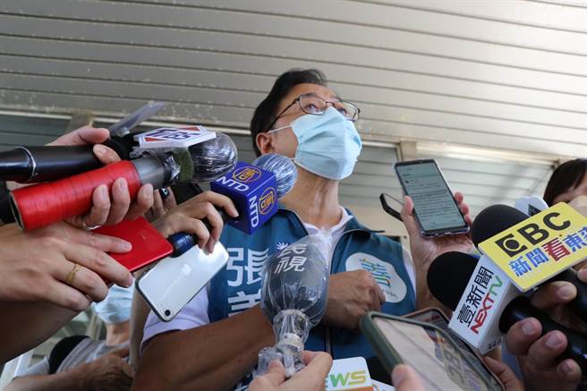 国民党桃园市长参选人张善政秀出手机画面，强调前农委会资讯中心主任林贞并未删文。（蔡明亘摄）