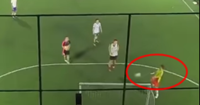 足球反弹砸向球员脸部。（翻摄脸书爆废公社二馆)