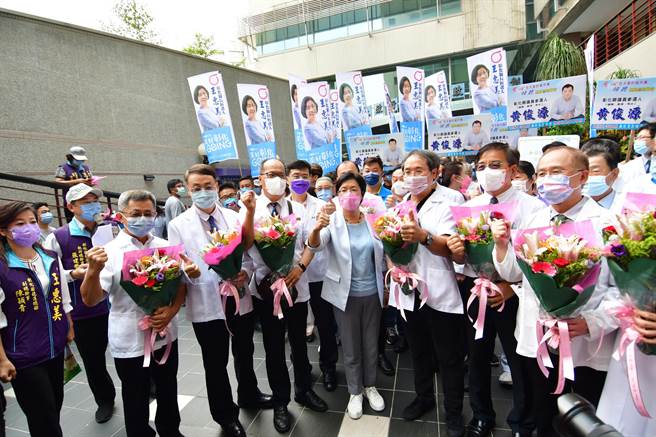 彰化县长王惠美31日上午在13个医事团体与青农等同下到彰化县选委会完成登记。（吴敏菁摄）